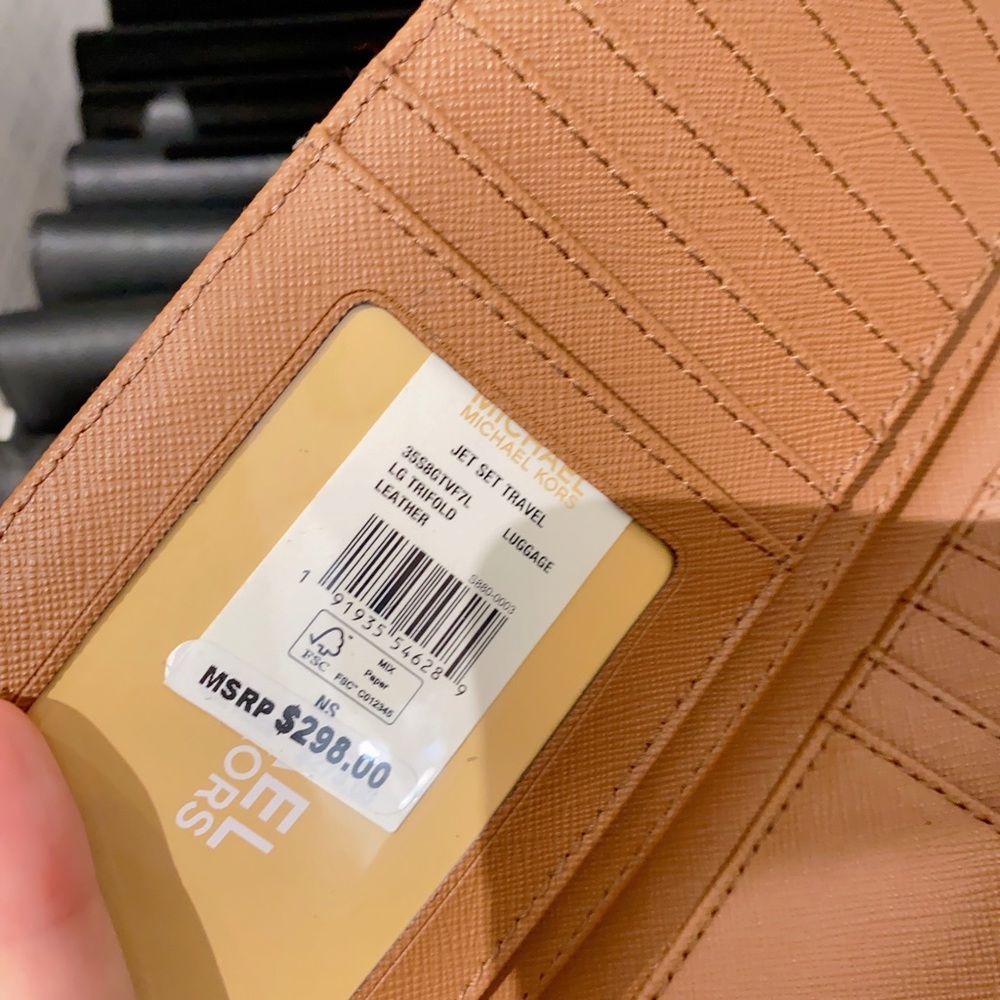 Michael Kors large trifold Wallet - Picture 4 of 4